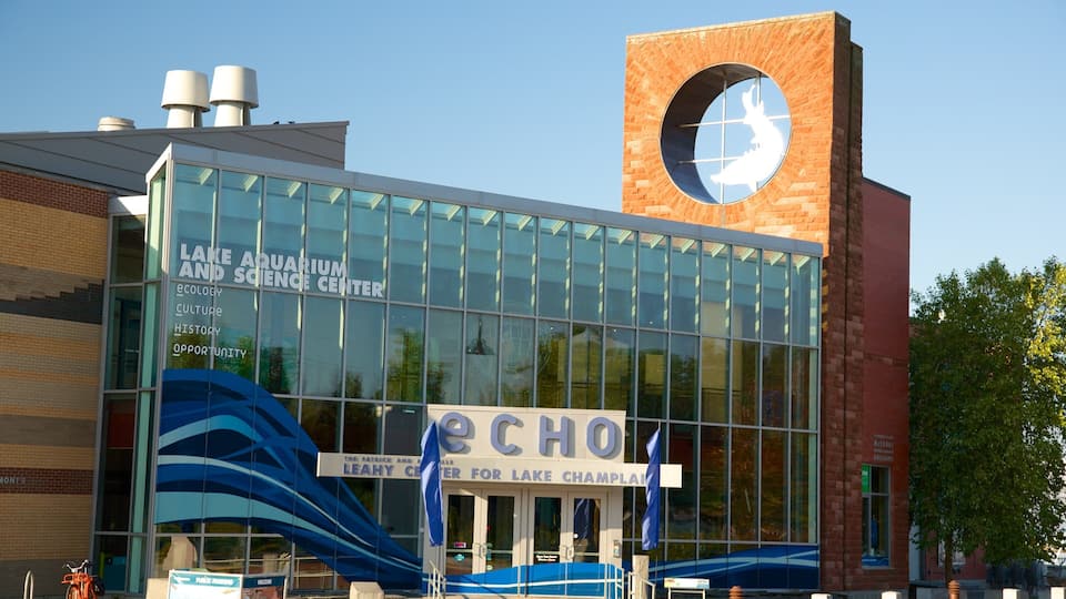 El edificio del Acuario y Centro de Ciencias del Lago Champlain, con un gran letrero que dice "Echo" y un ventanal circular en la torre de ladrillo.
