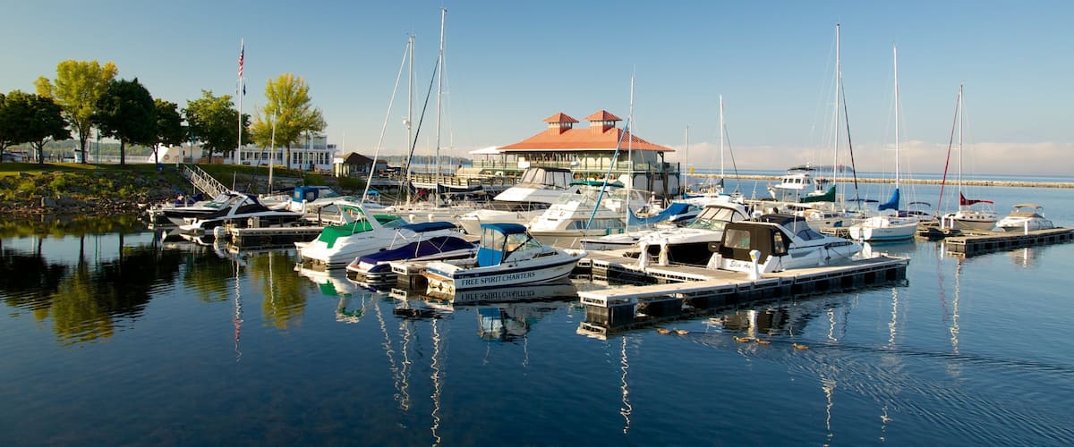 Waterfront Park qui includes marina