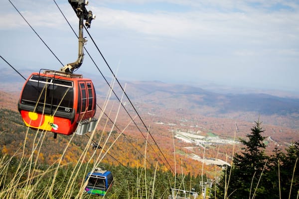Killington Ski Resort mit einem Herbstblätter, Wälder und Gondel