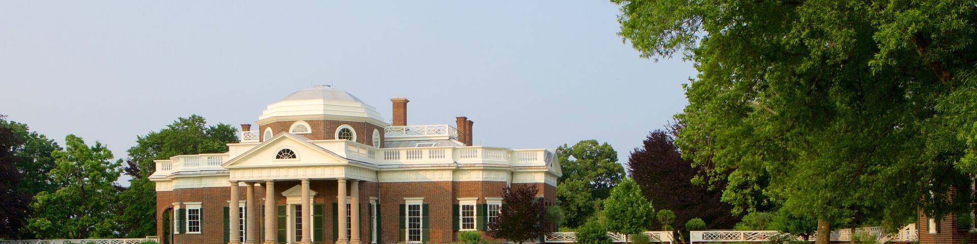 Monticello showing heritage architecture, a memorial and a garden
