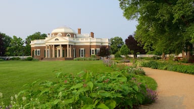 Monticello showing heritage architecture, a memorial and a garden