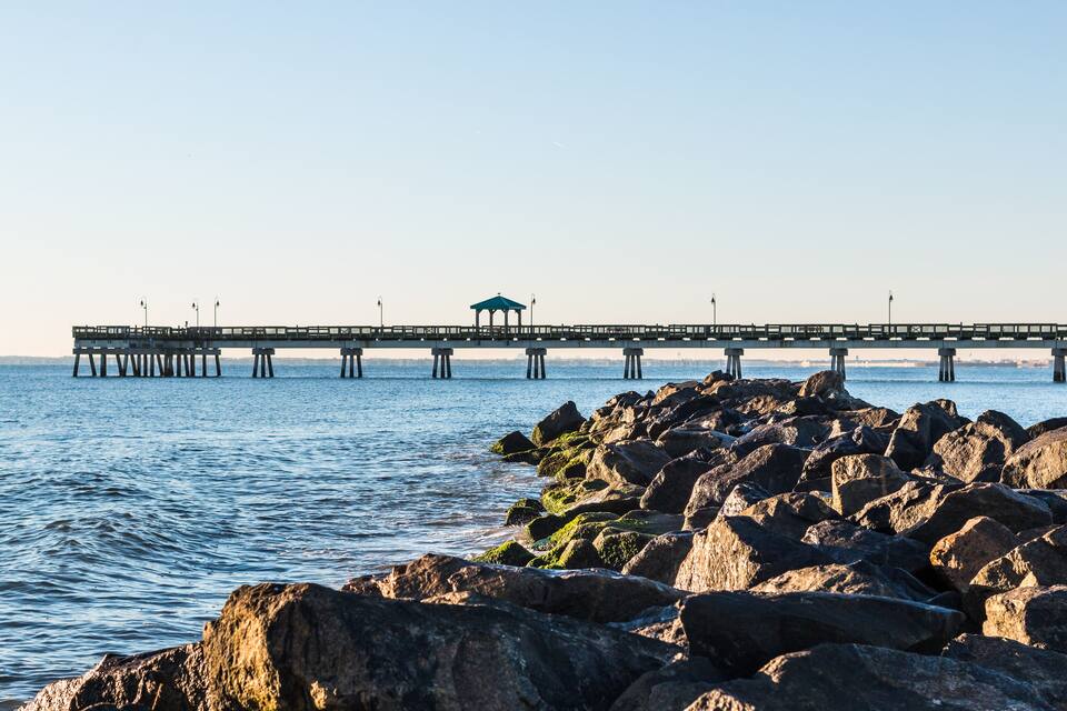 Un muelle que se adentra en el agua con un pabellón en el centro.