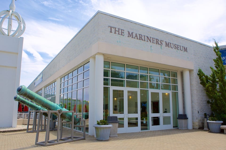 Het gebouw van het Mariners’ Museum, met grote ramen en een opvallende ingang.