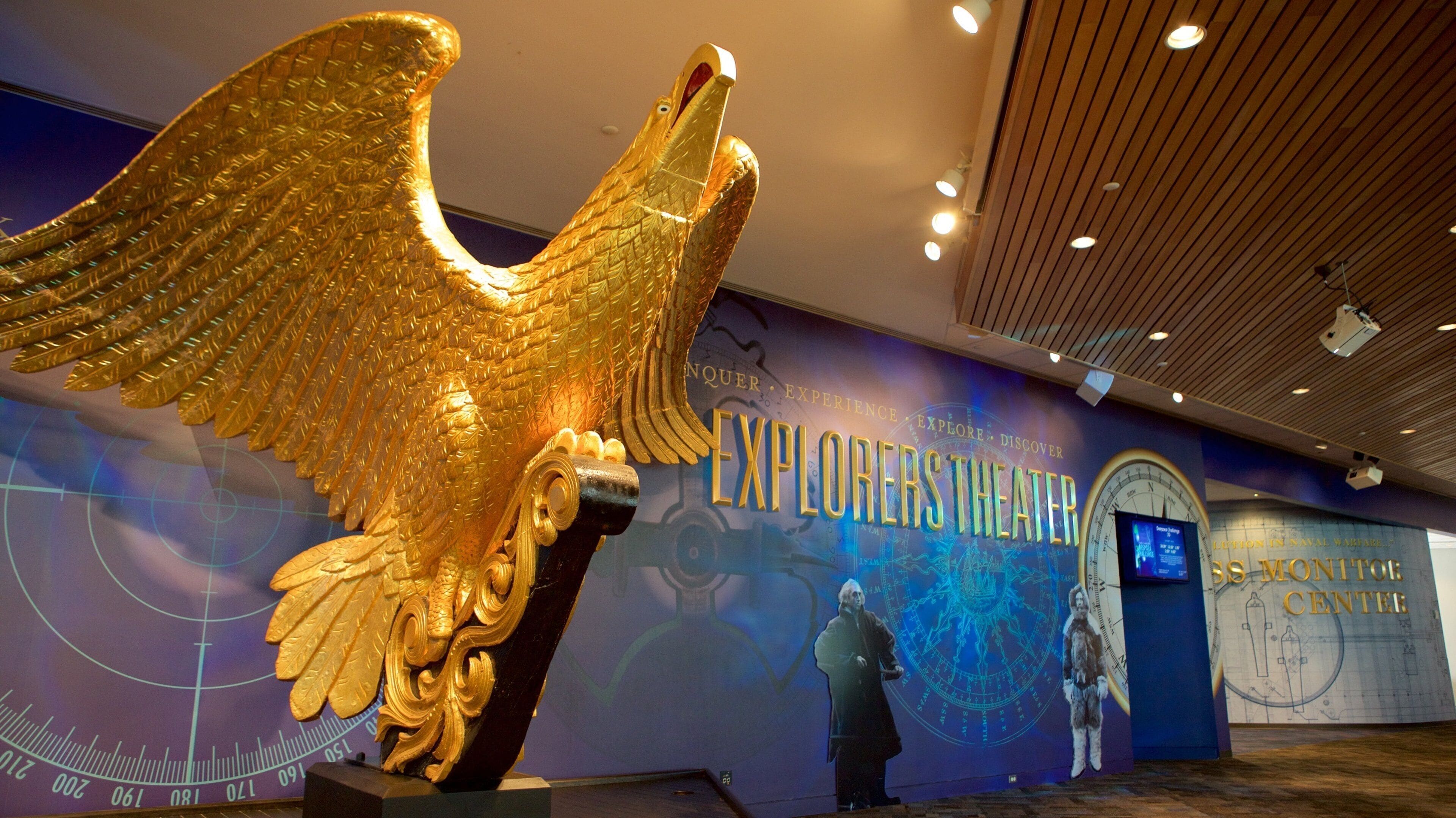 Una escultura de águila dorada en el vestíbulo de un teatro.