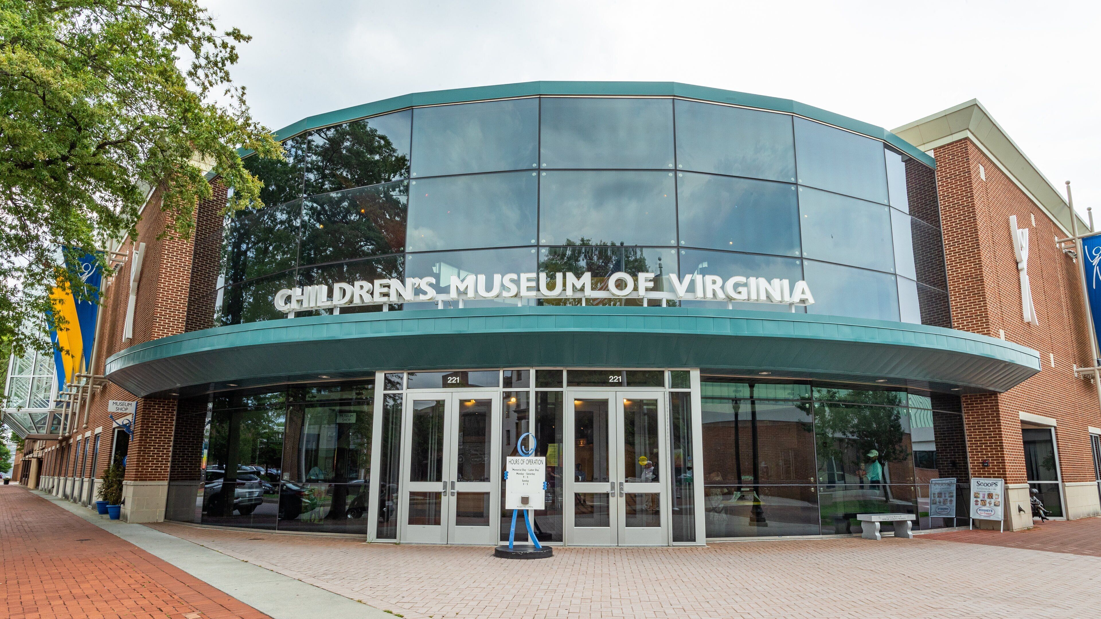 Das Virginia Children's Museum mit Glasfassade und Backsteinfassade.