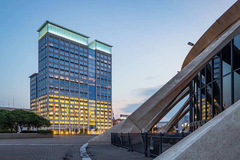 Un edificio moderno con ventanas de vidrio y una estructura curva distintiva.
