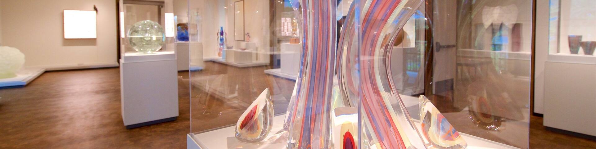 Una galería de arte con esculturas modernas e instalaciones de vidrio.