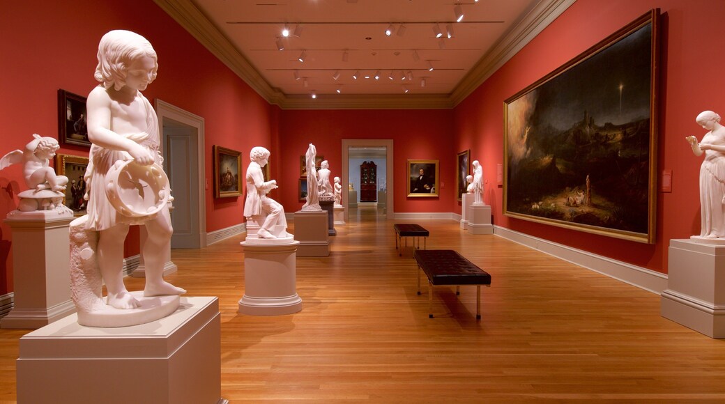 Chrysler Museum of Art que incluye vistas de interior y arte