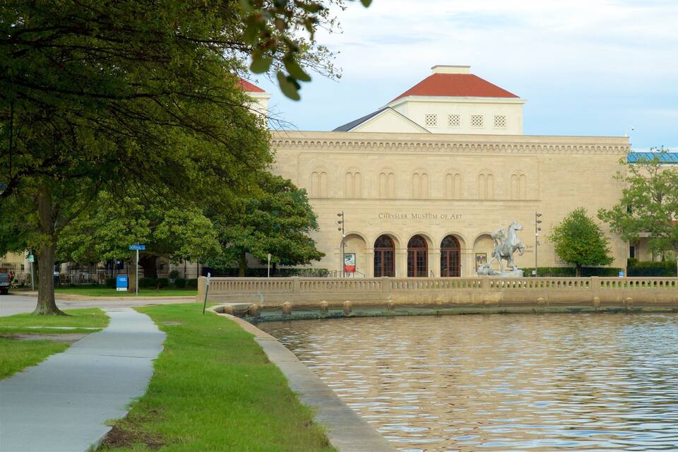 Le musée Chrysler, avec une fontaine devant l’entrée.