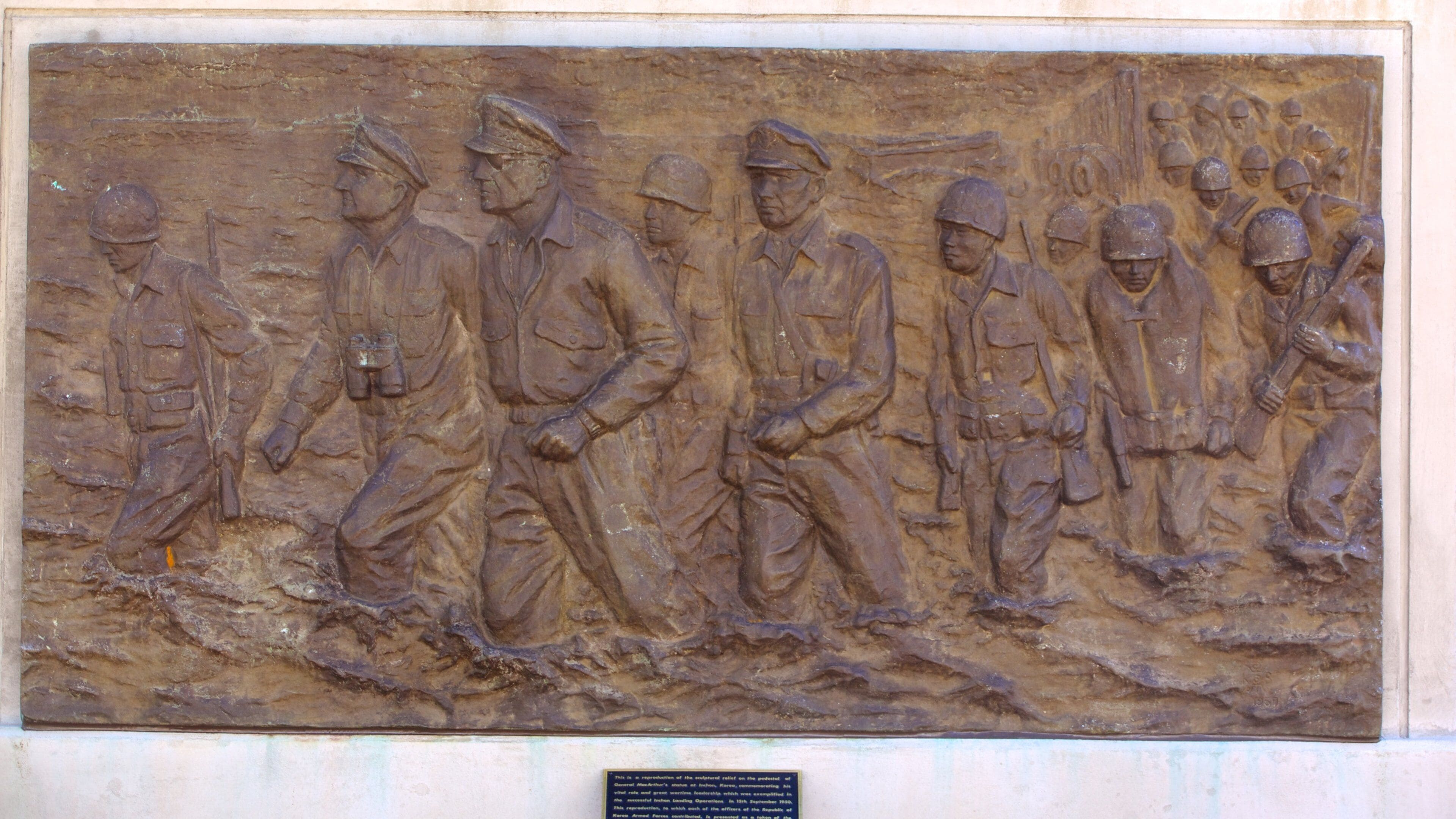 Douglas MacArthur Memorial johon kuuluu muistomerkki ja sotilaskäyttöön tarkoitetut esineet