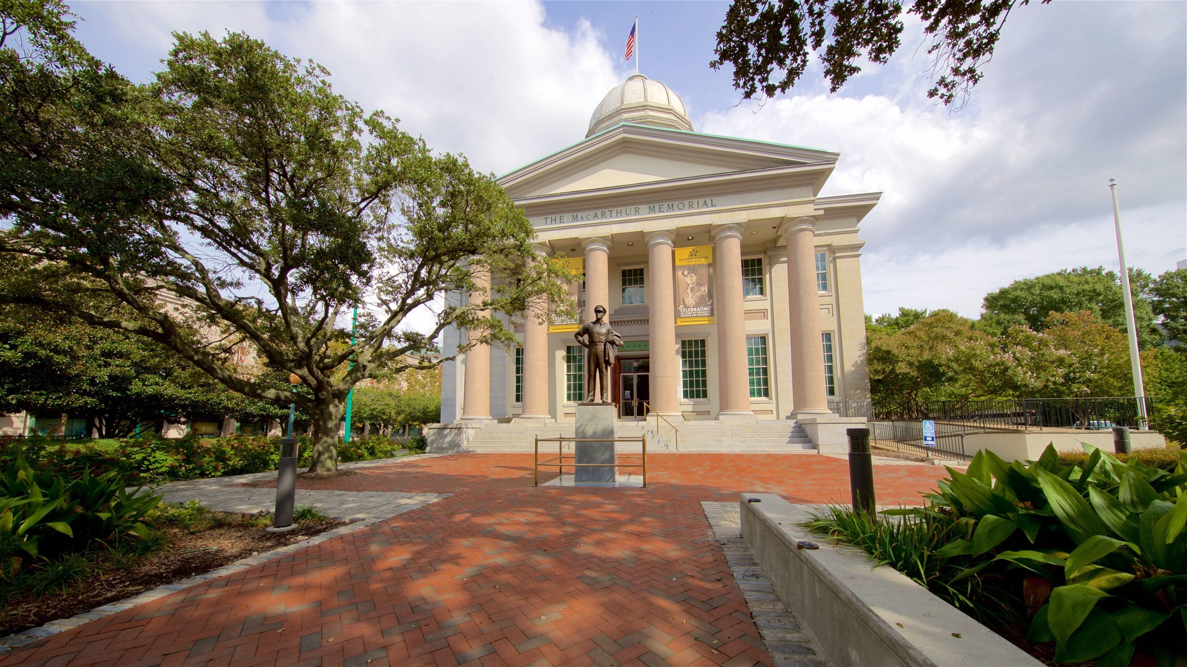 Douglas MacArthur Memorial showing a statue or sculpture and heritage elements