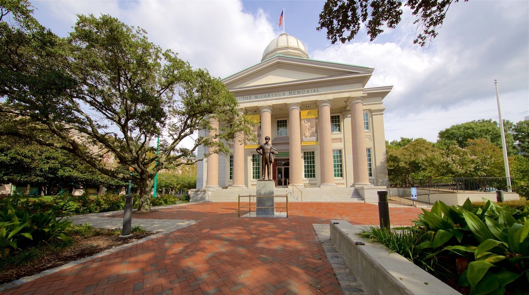 Douglas MacArthur Memorial showing a statue or sculpture and heritage elements