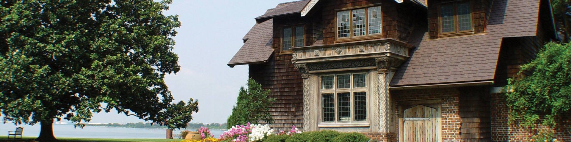 Hermitage Foundation Museum que incluye un parque y una casa