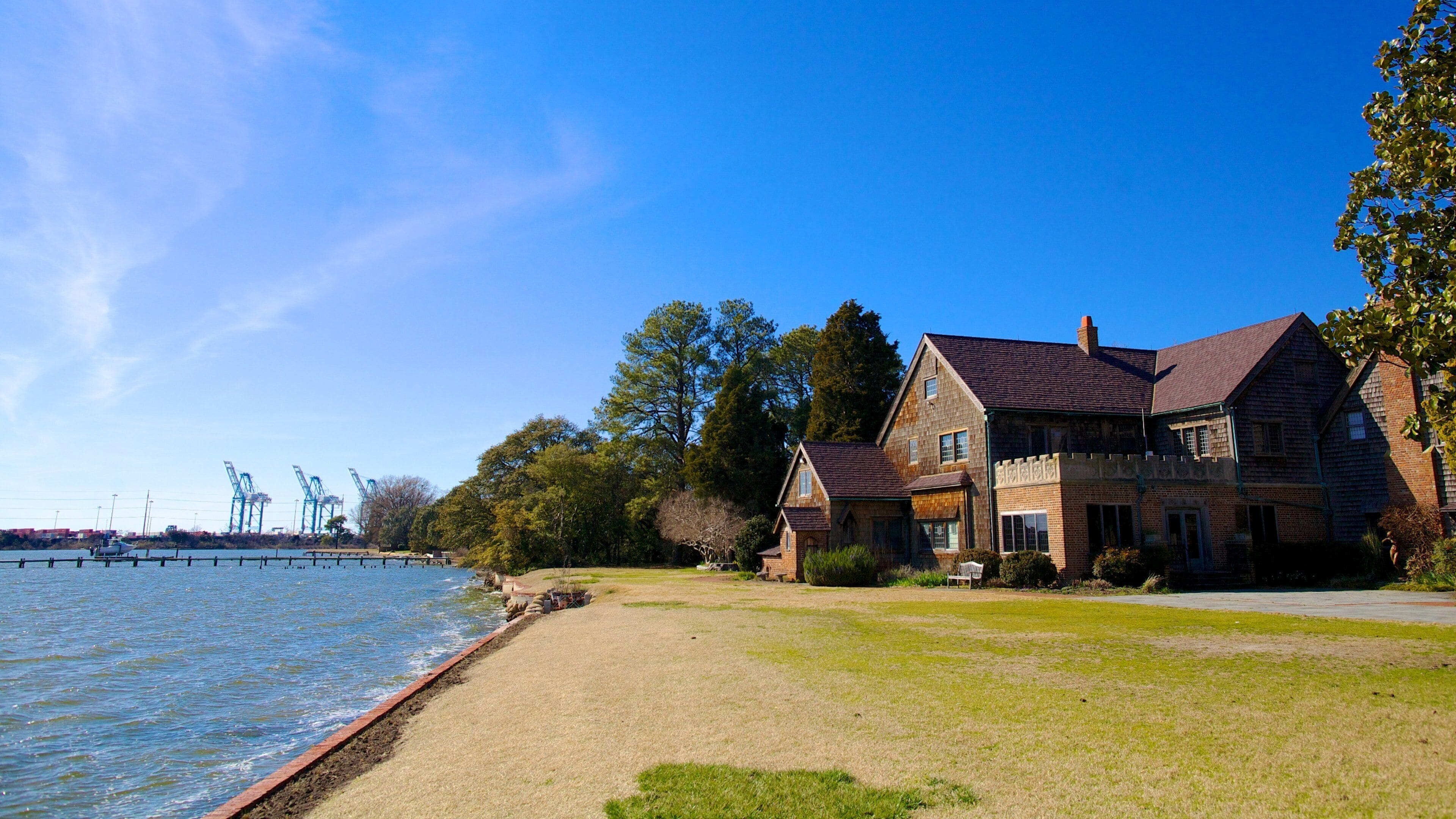 Hermitage Foundation Museum showing a house