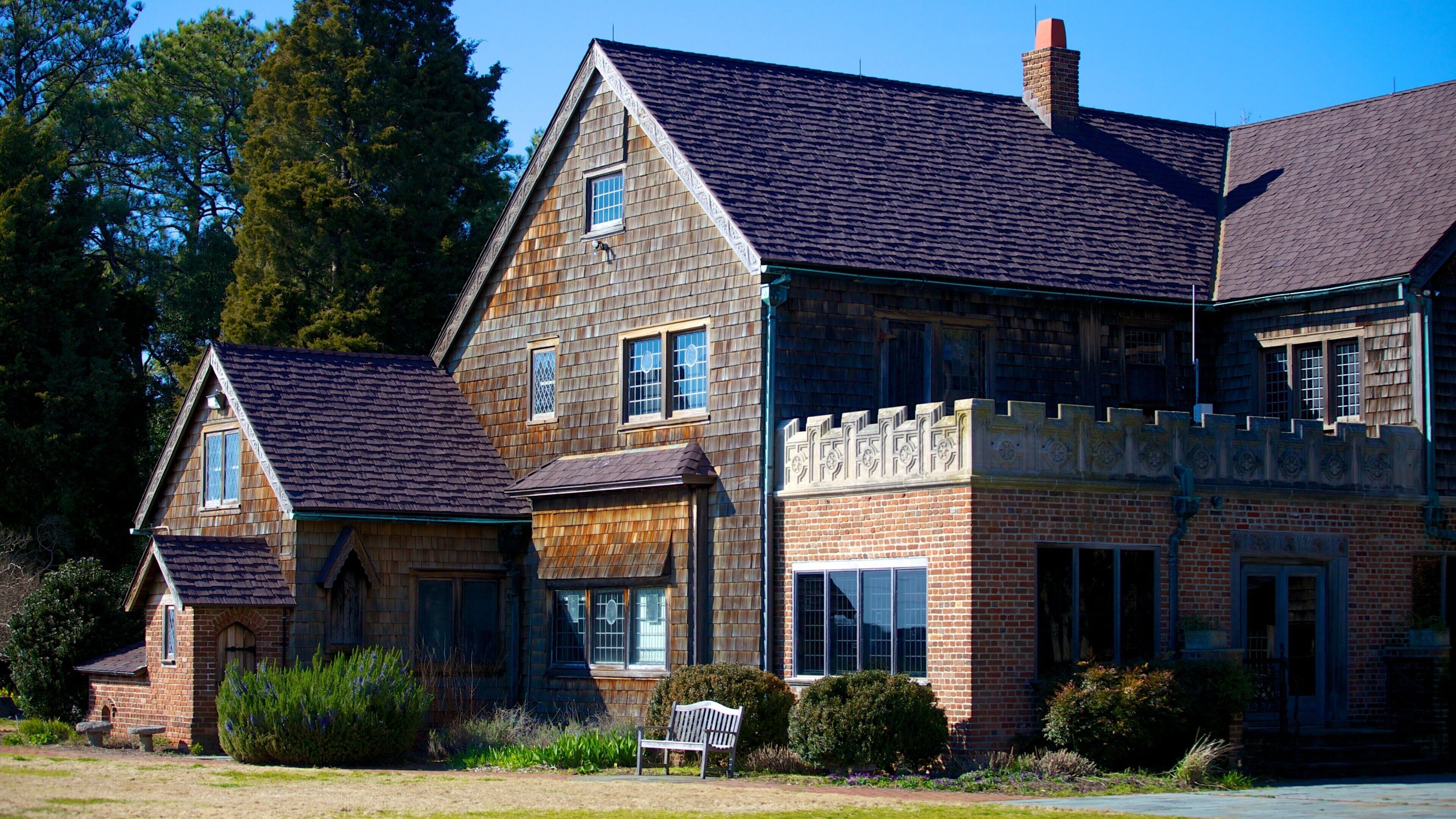 Hermitage Foundation Museum showing a house
