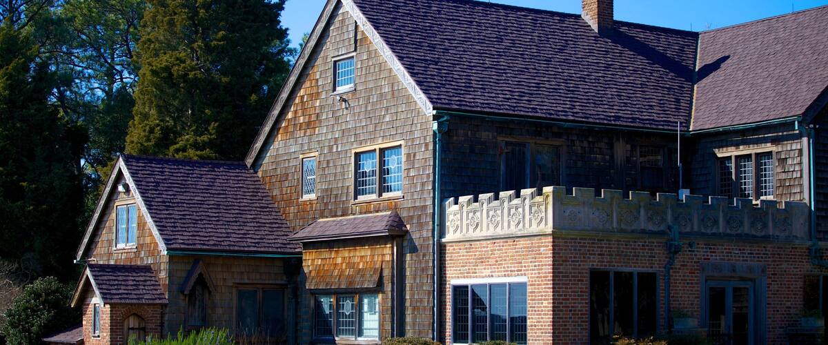 Hermitage Foundation Museum featuring a house