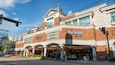 Ein Gebäude des MacArthur Center mit einem brasilianischen Restaurant und einem California Pizza Kitchen.