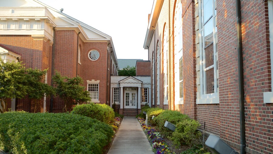 St. Paul\'s Episcopal Church que incluye patrimonio de arquitectura y un jardín