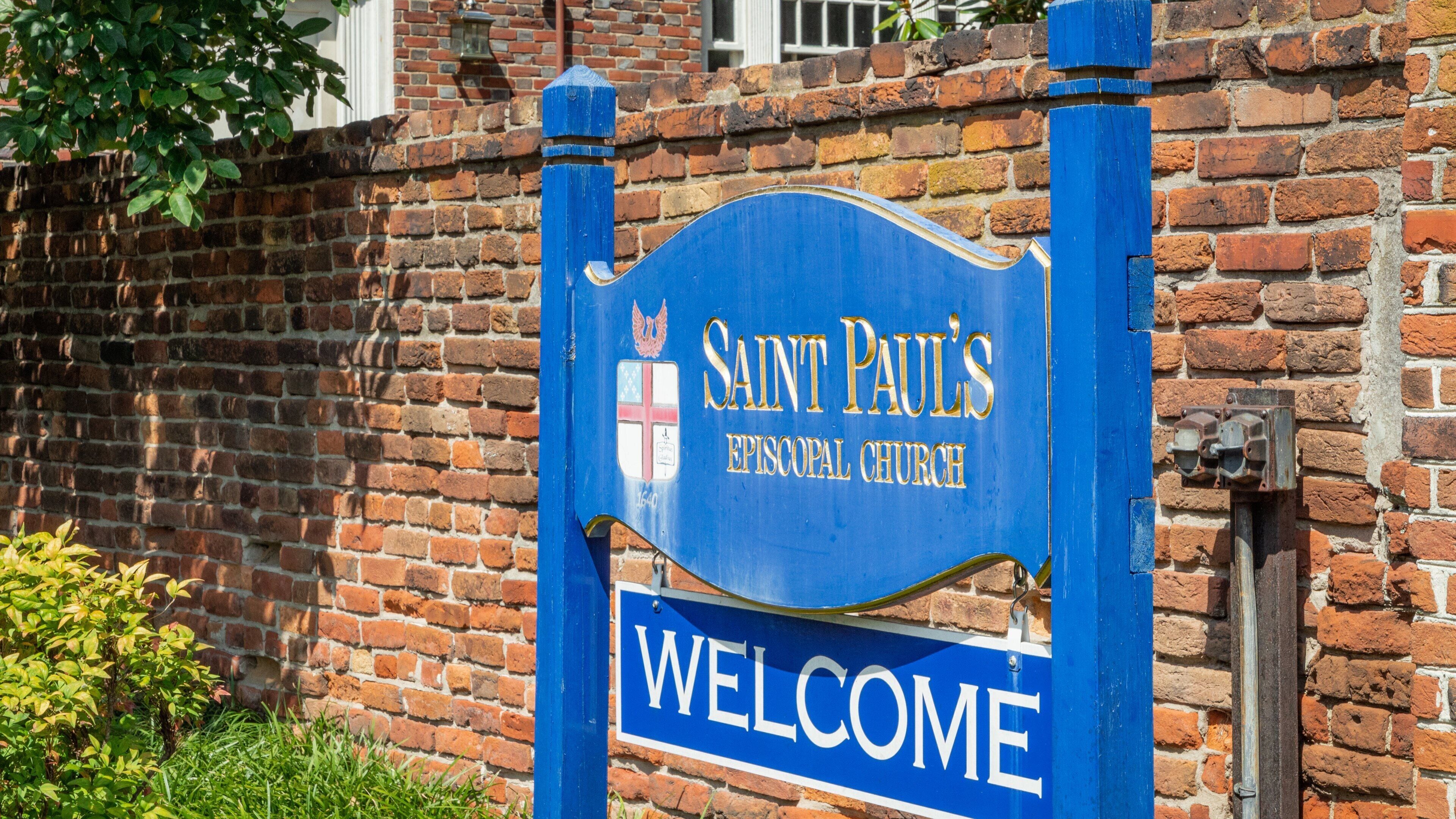 En blå skylt med guldfärgad text som lyder: ”Saint Paul’s Episcopal Church” och ”Välkommen”.