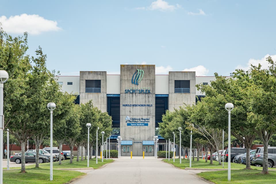 Uma clínica de medicina esportiva chamada Sportsplex no Hospital Infantil The King's Daughters.