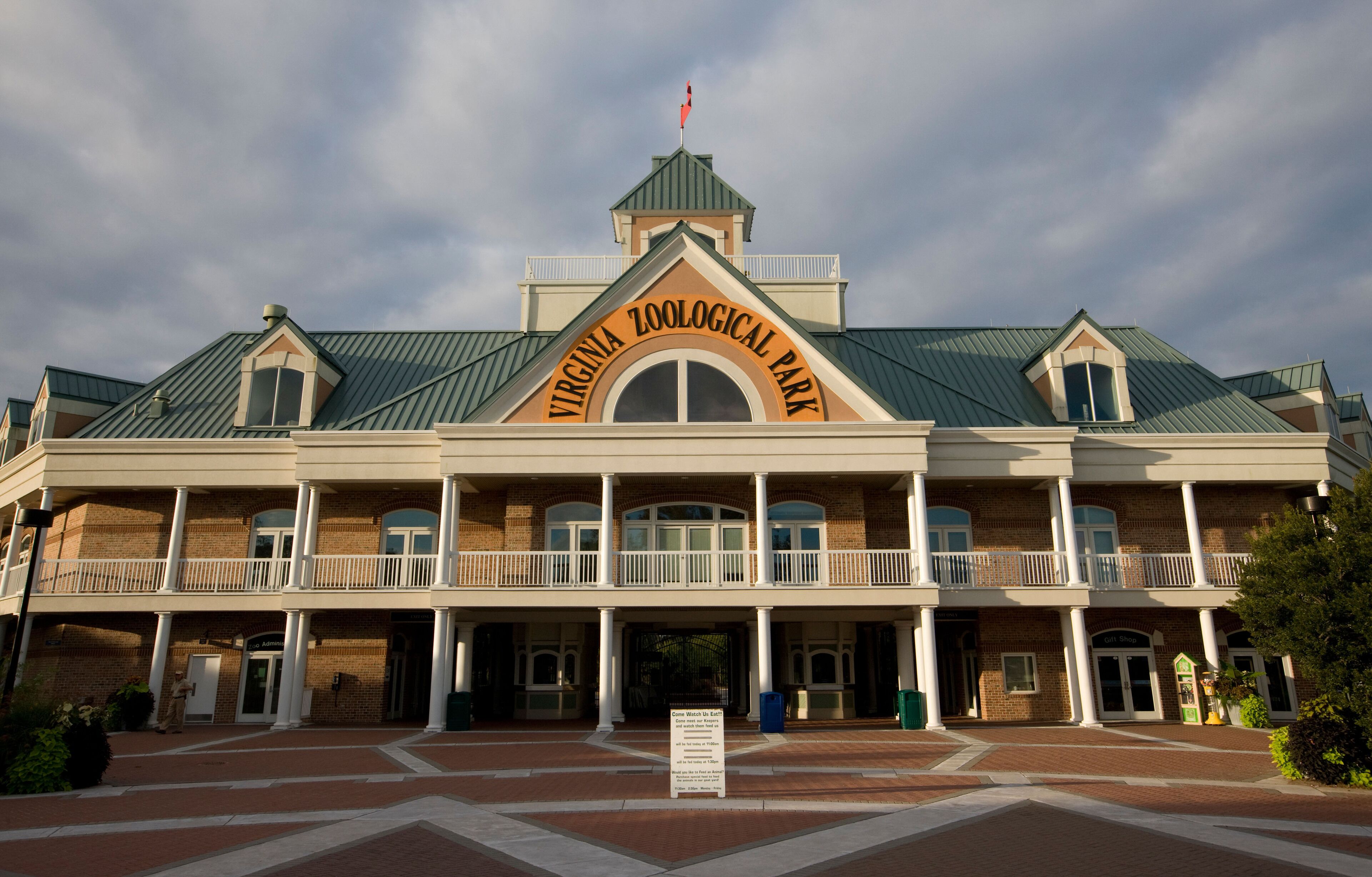 BKEP0E Shoot for the World Wildlife Fund October 6, 2009 at the Virginia Zoo in Norfolk, Virginia.