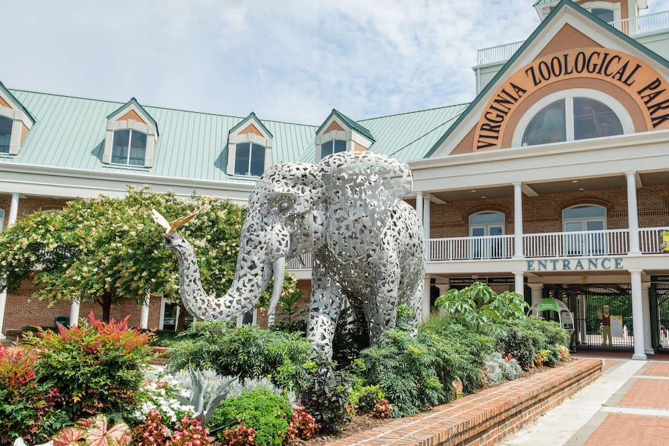 La entrada al Parque Zoológico de Virginia, con una gran escultura de elefante al frente.