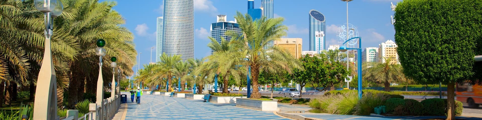 The Corniche joka esittää moderni arkkitehtuuri, tori ja korkea rakennus