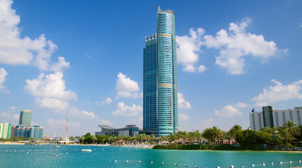 The Corniche inclusief een wolkenkrabber, moderne architectuur en een baai of haven