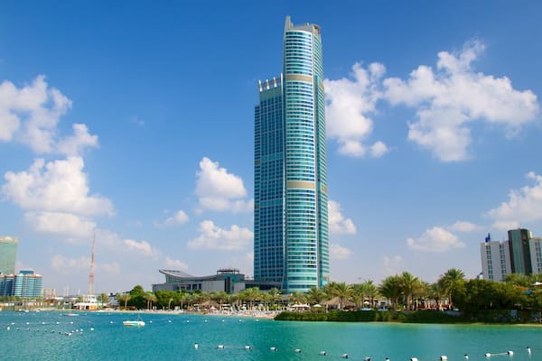 The Corniche featuring korkea rakennus, kaupunki ja moderni arkkitehtuuri