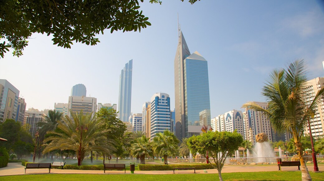 Capitol Park ofreciendo un jardín, una ciudad y un rascacielos