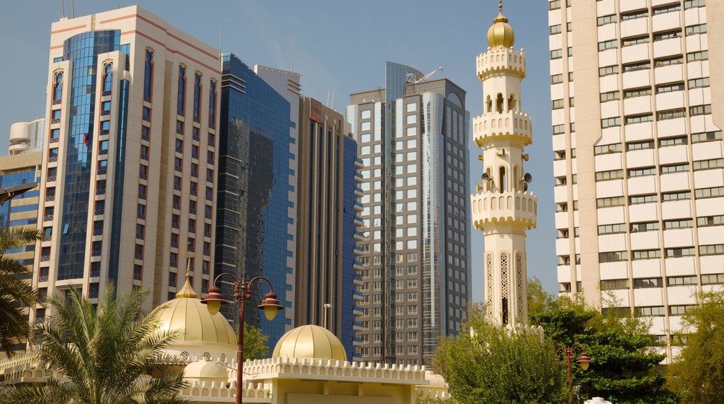 Capitol Park mostrando una ciudad y un edificio alto
