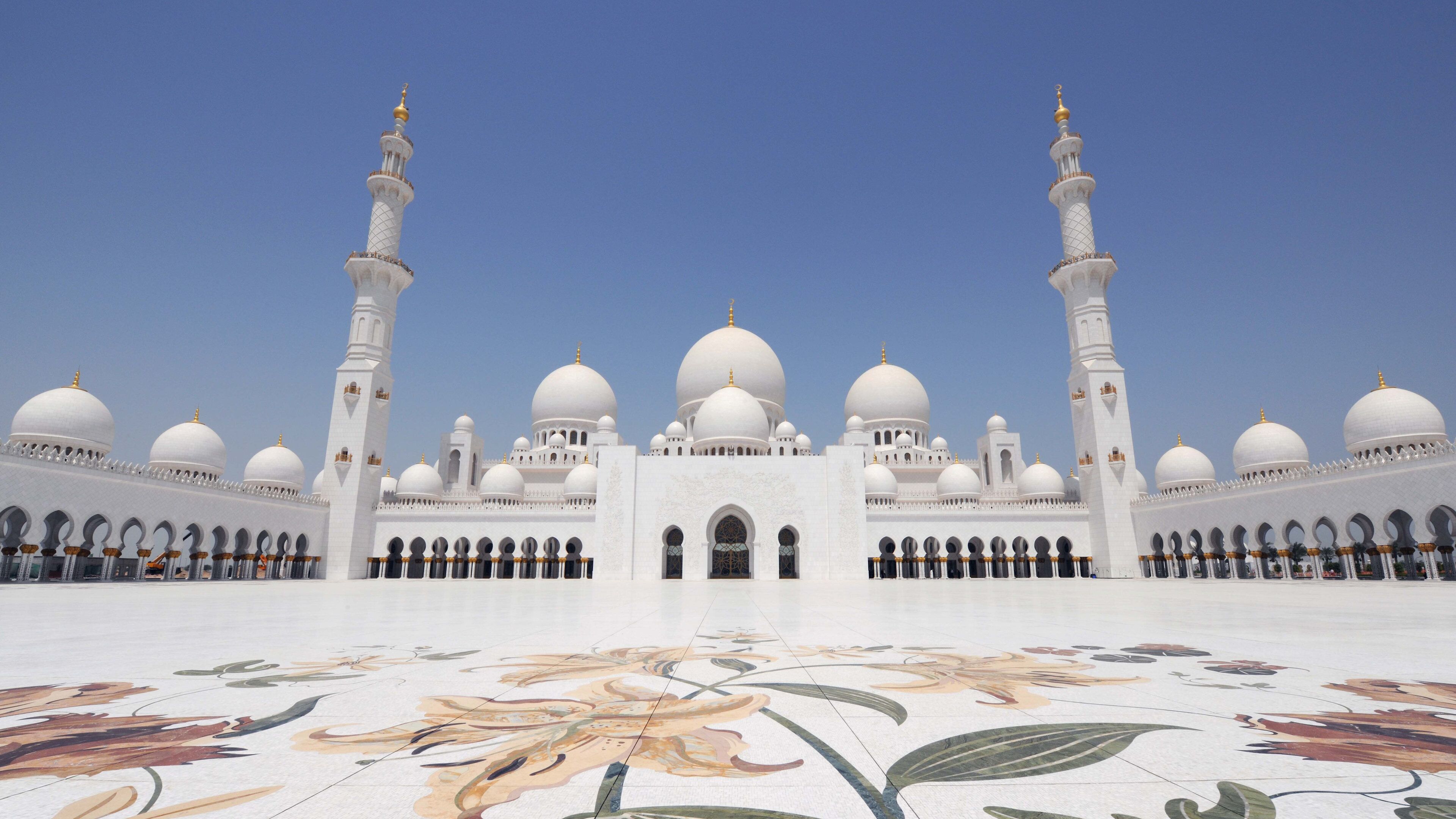 Sheikh Zayed Grand Mosque featuring a mosque, a square or plaza and heritage architecture