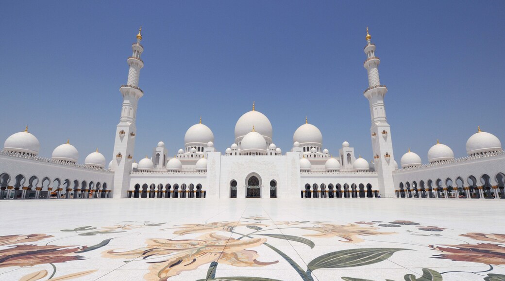 Sheikh Zayed Grand Mosque featuring a mosque, a square or plaza and heritage architecture