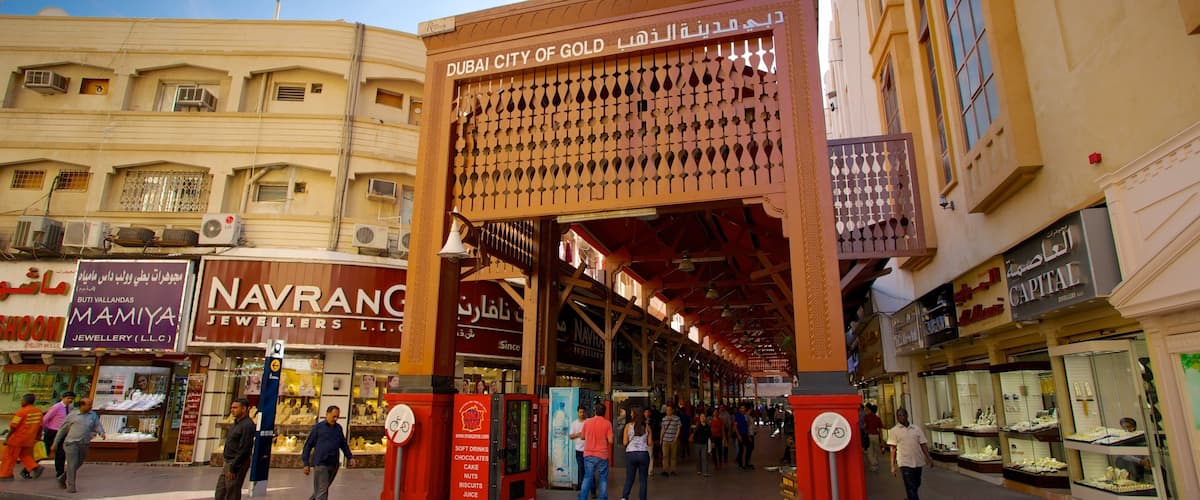 Souk de l\'or mettant en vedette signalisation, quartier d\'affaires et ville
