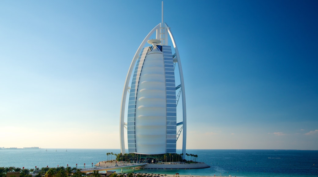 Wild Wadi mostrando architettura moderna, casa a torre e vista della costa