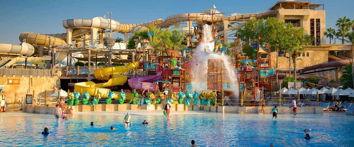 Parque acuático Wild Wadi ofreciendo piscina y un parque acuático