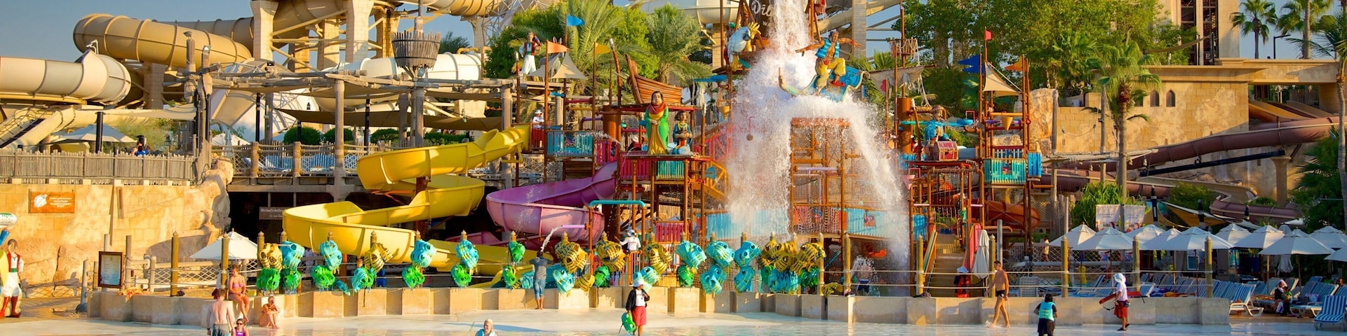 Parque Aquático Wild Wadi mostrando um parque aquático e uma piscina