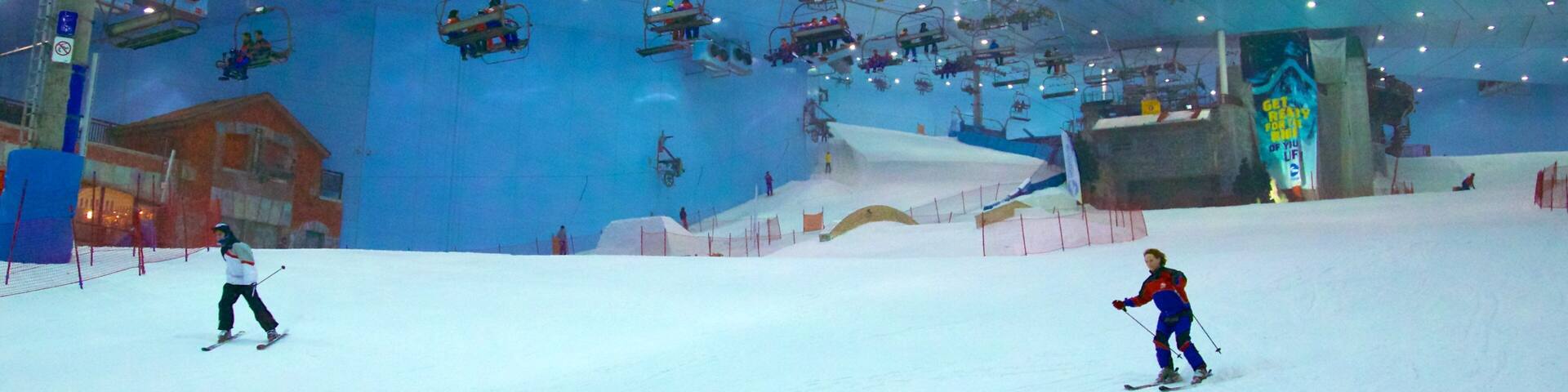 Ski Dubai showing a gondola, snow skiing and snow