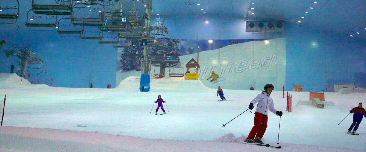 Ski Dubai qui includes vues intérieures, gondole et ski