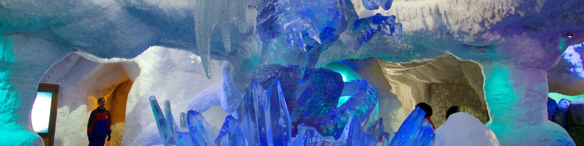 Ski Dubai which includes art, interior views and snow