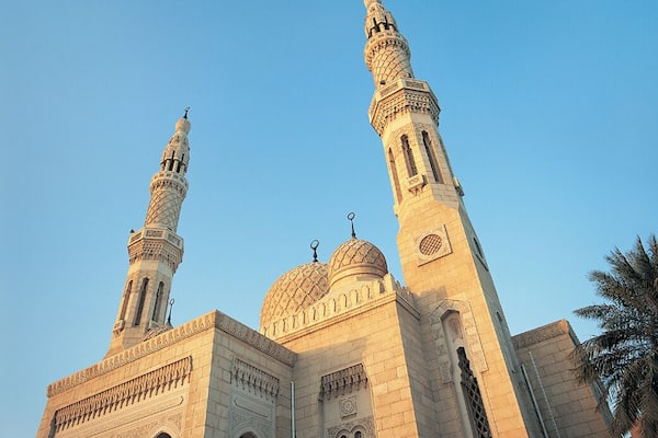 Eine Moschee mit zwei hohen Minaretten und einer großen Kuppel.