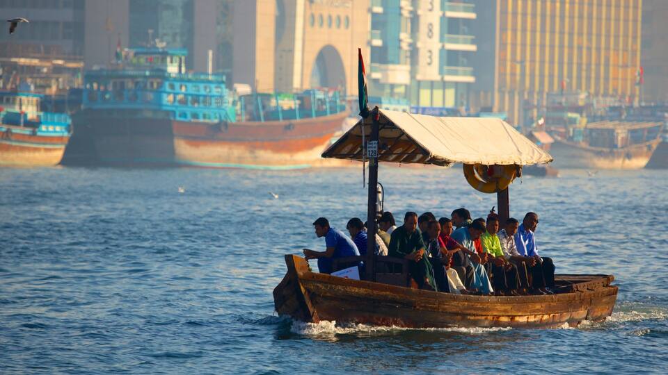 Dubai Creek mit einem Bootfahren, Küstenort und Bucht oder Hafen