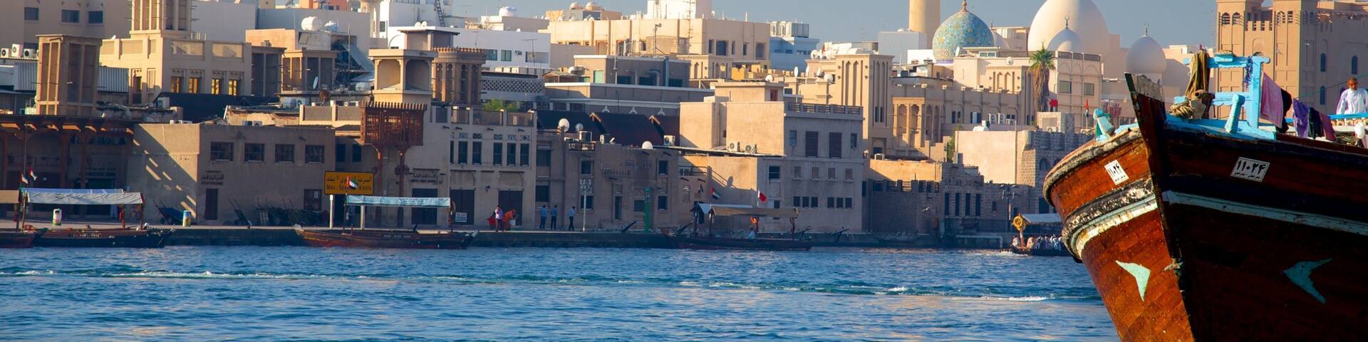 Dubai Creek das einen Stadt, Skyline und Bootfahren