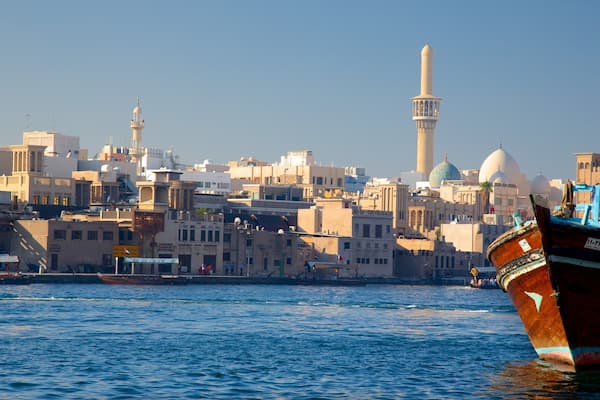 Dubai Creek das einen Stadt, Skyline und Bootfahren