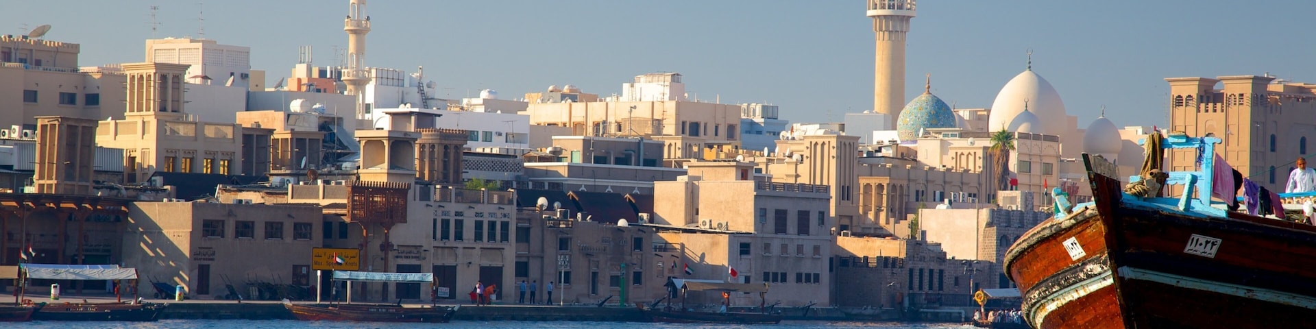 Dubai Creek caracterizando uma cidade, uma baía ou porto e canoagem