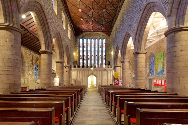 Cathedral of St. Machar mettant en vedette vues intérieures, église ou cathédrale et éléments religieux
