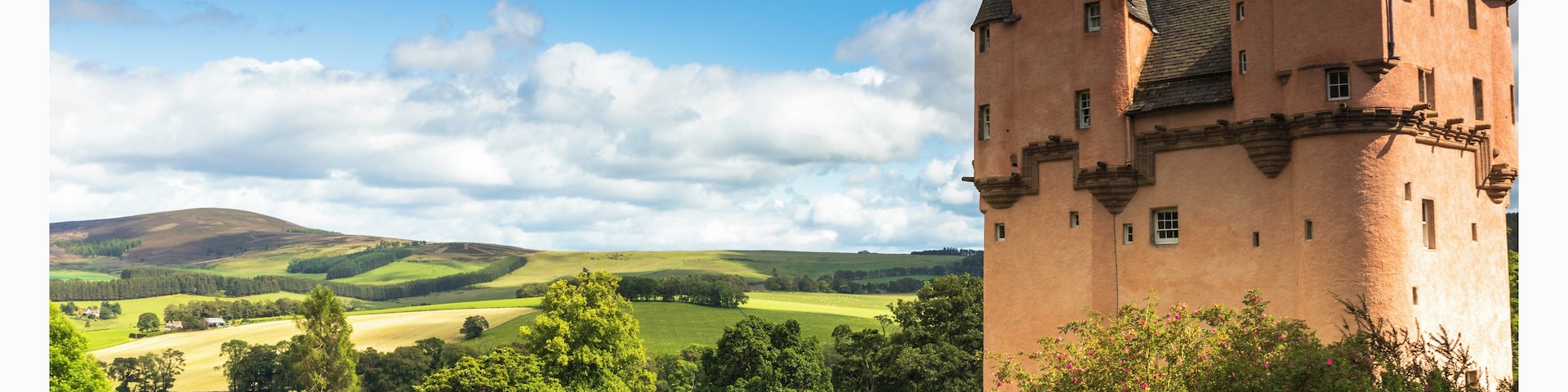 a beautiful and inspiring location with a fairytale castle.
the rolling hills of Aberdeen-shire show off the glamour of the castle