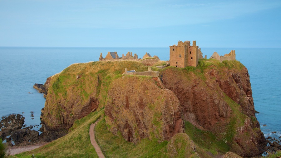 Dunnottar Castle showing general coastal views, heritage elements and farmland