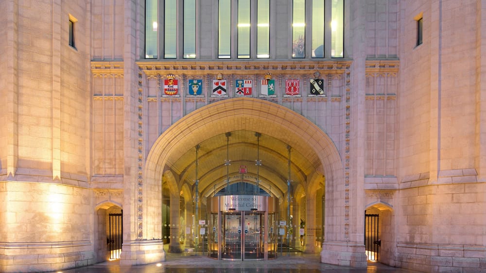 Une entrée ornée d’une grande arche, de bannières représentant différents blasons, et de l’inscription : « Bienvenue au Marischal College ».