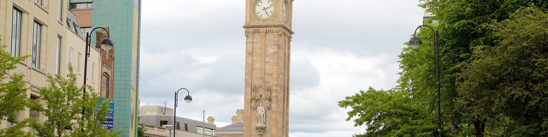 Albert Memorial Clock Tower que inclui cenas de rua, arquitetura de patrimônio e uma cidade